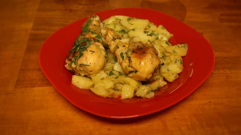 10 рецептів картоплі з куркою в духовці