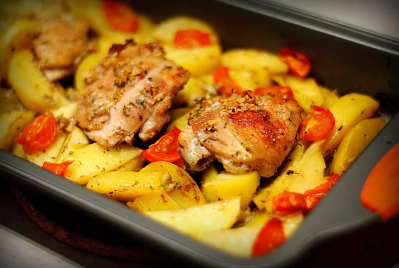 8 рецептів курки з картоплею в духовці