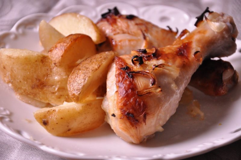 8 рецептів курки з картоплею в духовці