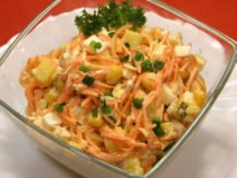 8 смачних рецептів салату з копченою куркою і корейською морквою