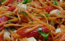 8 смачних рецептів салату з копченою куркою і корейською морквою