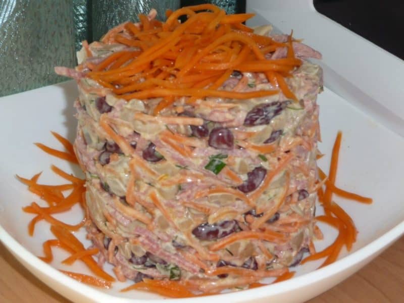8 смачних рецептів салату з копченою куркою і корейською морквою