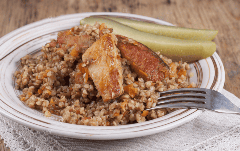 Фото гречка с курицей. Гречка с курицей. Гарнир к гречке. Гречка с мясом курицы. Гречка с жареной курицей.