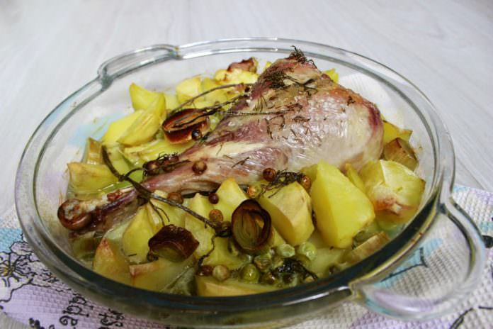 Індичка з картоплею в духовці – 8 рецептів
