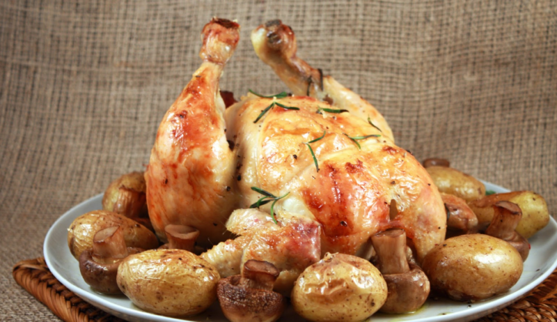 Курица 1 2 от. Курица в духовке. Курица с грибами в духовке. Курица запеченная с картошкой и грибами. Курица с картошкой и грибами в духовке.