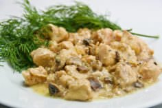 Курка з грибами у вершковому соусі   8 рецептів як смачно приготувати на сковороді і в мультиварці