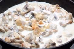 Курка з грибами в сметанному соусі   8 рецептів як смачно приготувати на сковороді і в мультиварці
