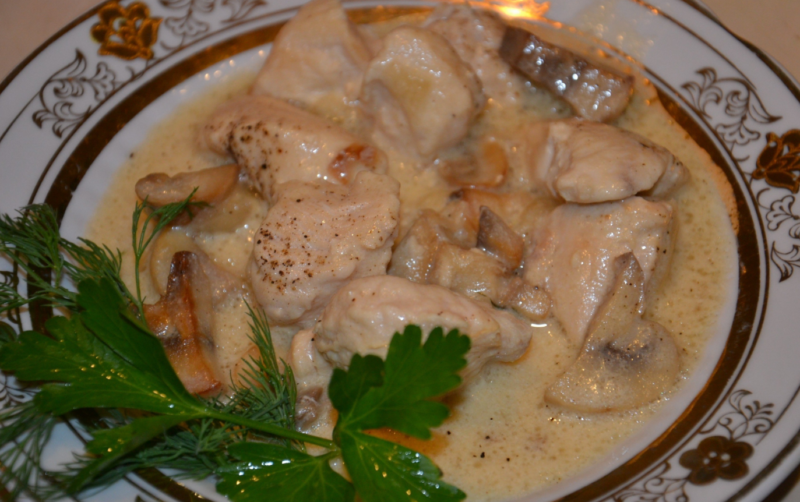 Курка з грибами в сметанному соусі   8 рецептів як смачно приготувати на сковороді і в мультиварці
