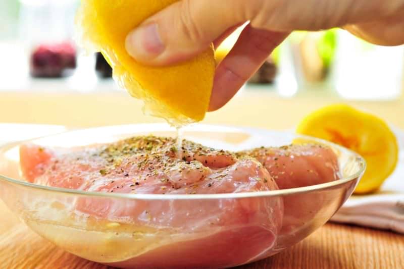 Маринуємо курку для запікання в духовці