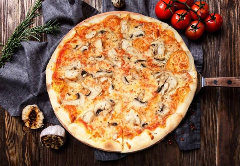 Піца з куркою і грибами – 7 рецептів смачного приготування вдома