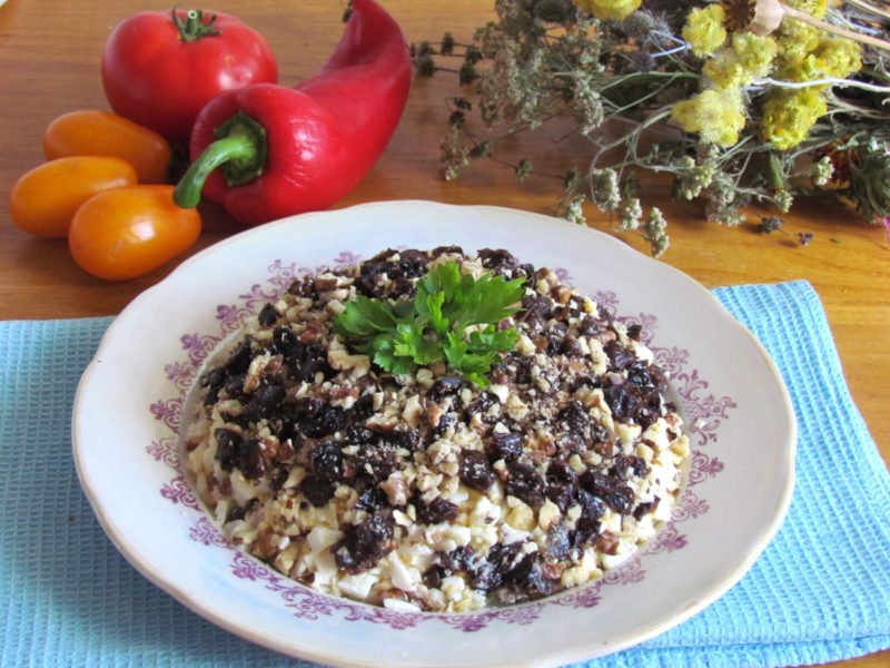 Салат з курки з чорносливом – 7 рецептів