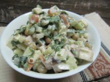 Салат з копченою куркою і свіжим огірком – 6 рецептів