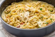 Спагетті з куркою в вершковому соусі – 7 рецептів
