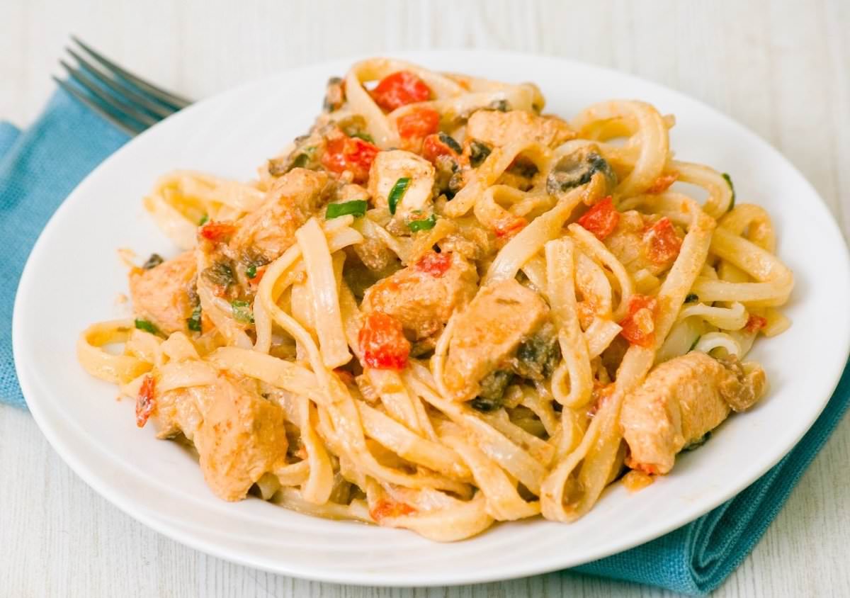 Спагетті з куркою в вершковому соусі – 7 рецептів