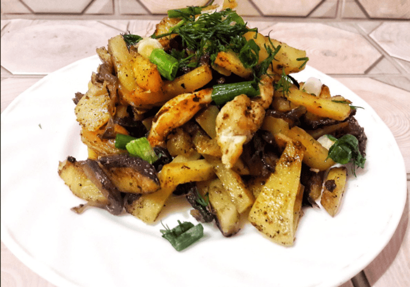 Тушкована картопля з куркою – 6 рецептів простого і смачної страви