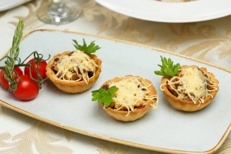 Жульєн в тарталетках з грибами і куркою – як смачно приготувати?