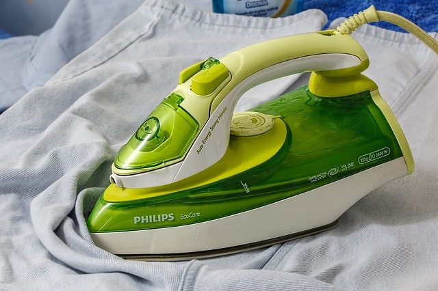 12 способів: як очистити праску від пригару на підошві в домашніх умовах