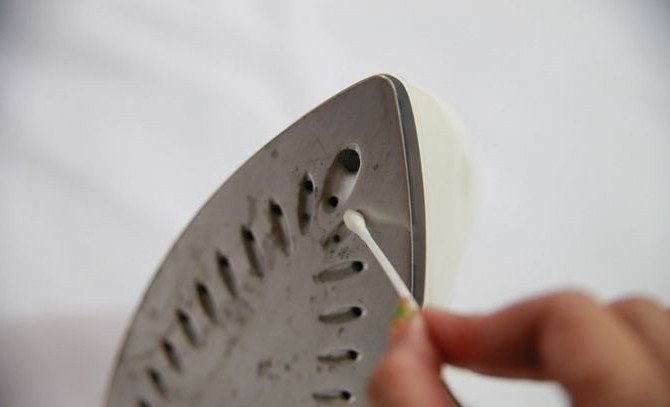12 способів: як очистити праску від пригару на підошві в домашніх умовах