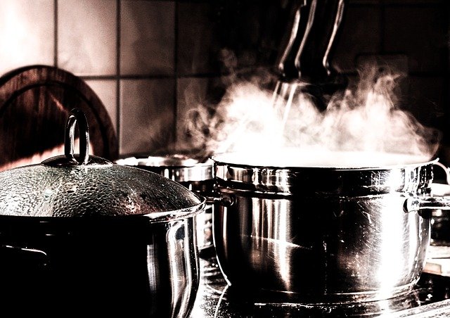 13 способів: як відмити пригоріла каструлю, як очистити каструлю від нагару
