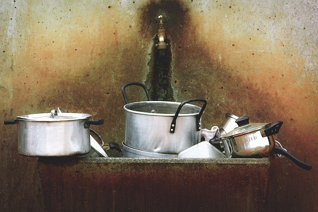 13 способів: як відмити пригоріла каструлю, як очистити каструлю від нагару