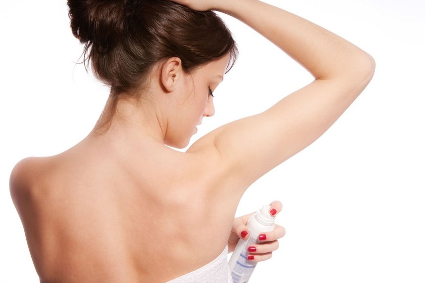 13 способів: як відіпрати плями від дезодоранту під пахвами, як вивести плями від дезодоранту