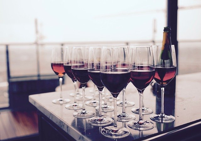 22 методу: як вивести плями від червоного вина, як відіпрати червоне вино