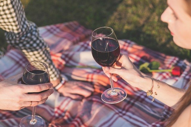 22 методу: як вивести плями від червоного вина, як відіпрати червоне вино