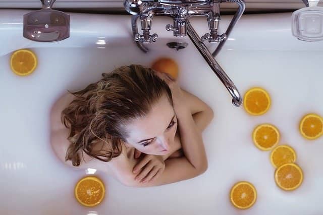 8 способів, як очистити ванну від іржі, засіб від іржі у ванній