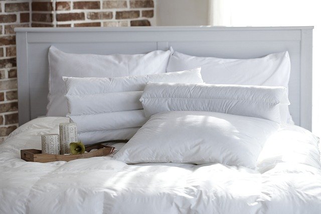 Чистка подушок всіх видів: суха чистка подушок, як прати подушки