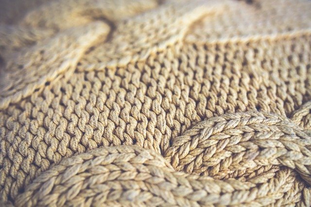 Чистка светри: 10 способів, як розтягнути вовняний светр який сів після прання