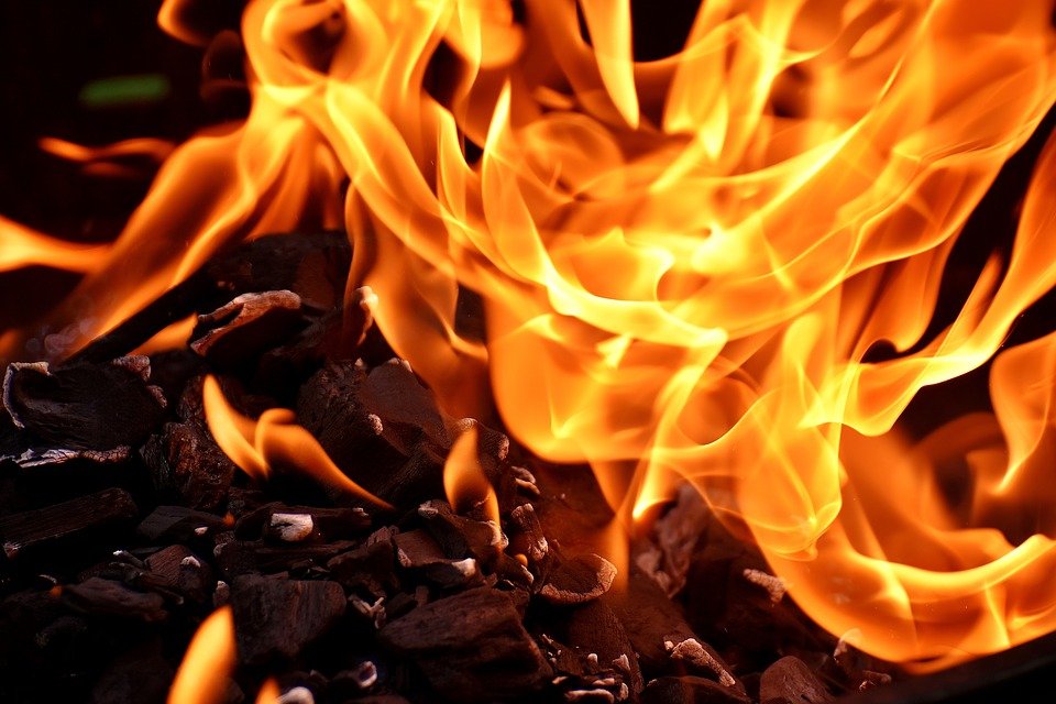 Як позбавитися від запаху гару в квартирі: швидко, після пожежі, пригорілої їжі