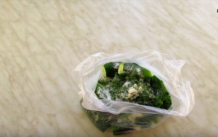 Хрусткі малосольні огірки в пакет з часником і кропом — 4 швидких рецепту приготування