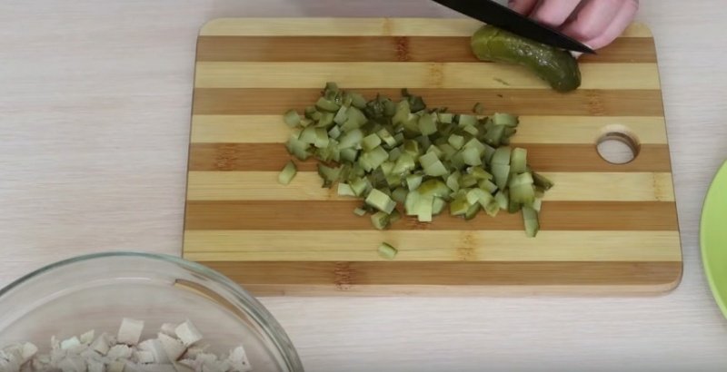 Салат олівє з куркою — прості класичні рецепти