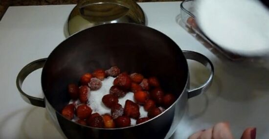 Варення з полуниць на зиму густе з цілими ягодами