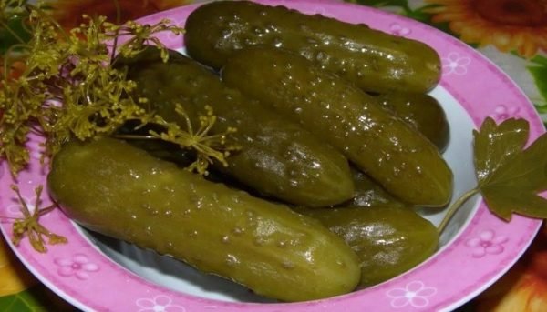Солоні огірки в банках холодним способом як діжкові: рецепти з фото