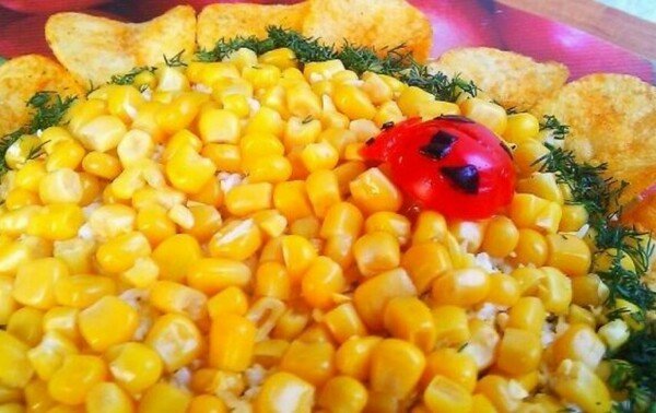 Салат Соняшник з чіпсами: класичний рецепт з кукурудзою (фото покроково, відео)
