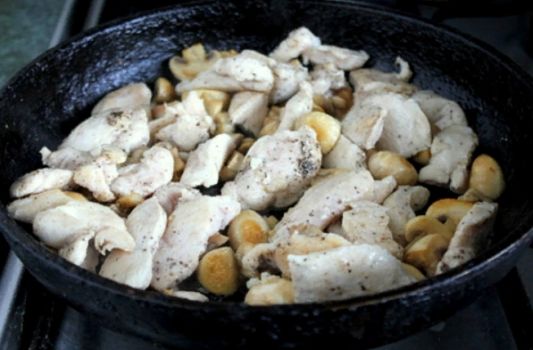 Смажена куряча грудка. 10 простих і смачних рецептів на сковороді