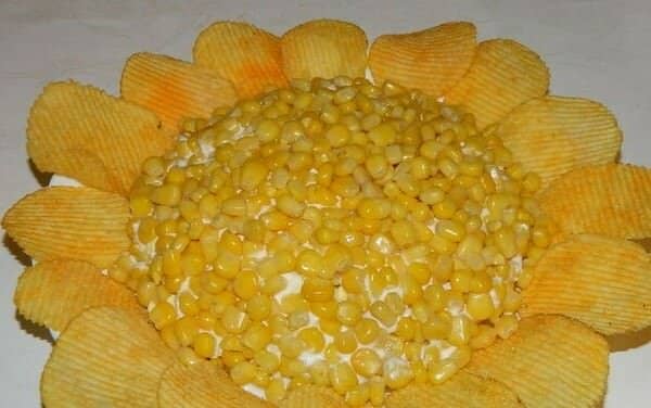 Салат Соняшник з чіпсами: класичний рецепт з кукурудзою (фото покроково, відео)