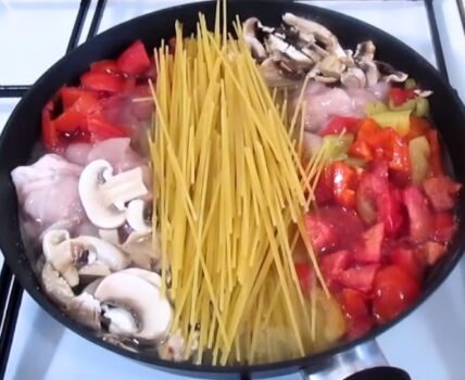 Спагетті (паста) з куркою, грибами і овочами. Мій фоторецепт