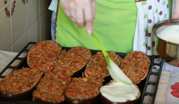 Фаршировані баклажани човники з фаршем в духовці з фото: рецепти