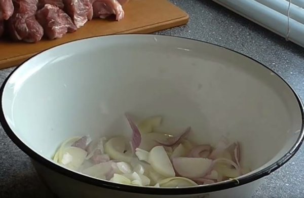 Маринад для шашлику з свинини, щоб мясо було мяким і соковитим