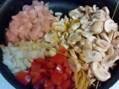 Спагетті (паста) з куркою, грибами і овочами. Мій фоторецепт