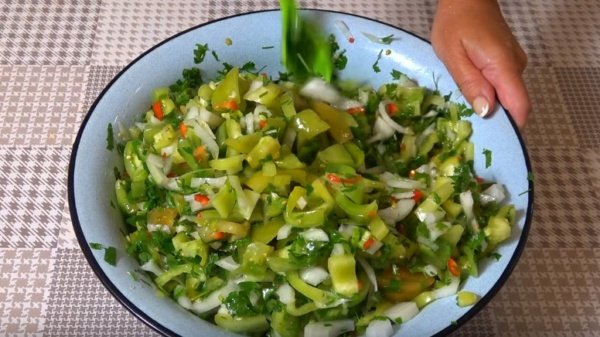 Рецепт салату із зелених помідорів на зиму