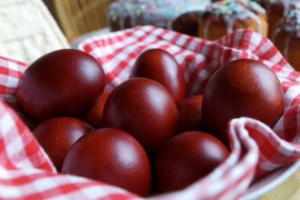 Як фарбувати яйця в цибулинні? 6 способів фарбування яєць на Великдень 2020