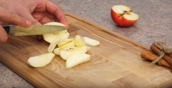 Рецепт смачної та простої шарлотки з яблуками