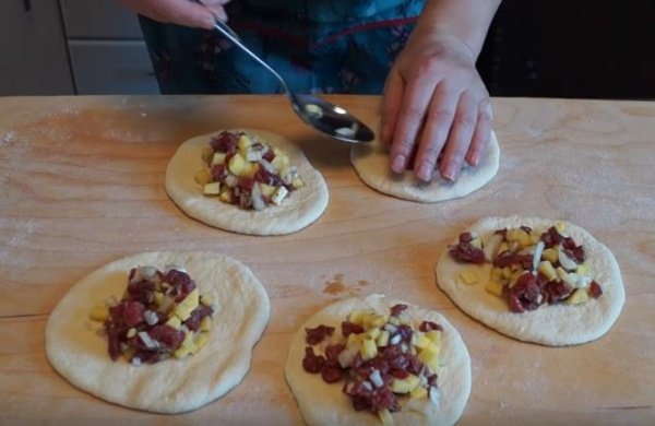 Смажені пиріжки з картоплею — 6 рецептів пиріжків на сковороді