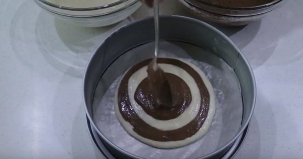 Манник на кефірі — 9 рецептів дуже смачного і повітряного манного пирога