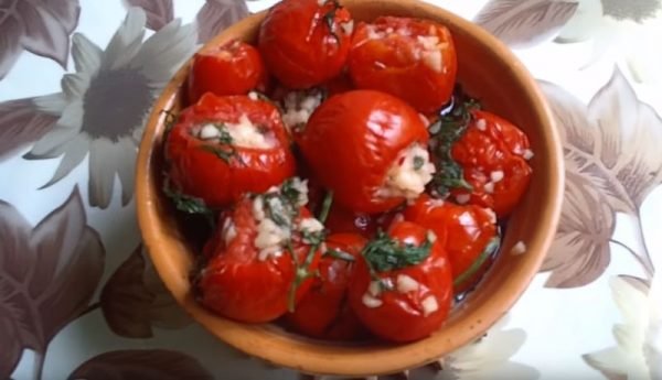 Малосольні помідори з часником і зеленню швидкого приготування (фото)