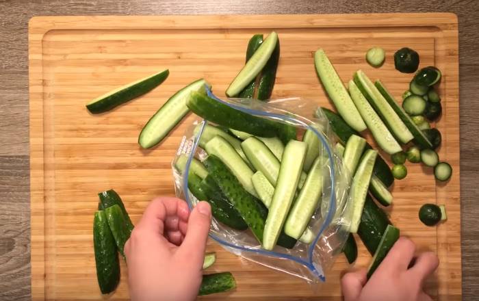 Хрусткі малосольні огірки в пакет з часником і кропом — 4 швидких рецепту приготування