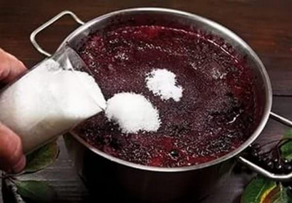 Вино з чорноплідної горобини в домашніх умовах: рецепт з фото
